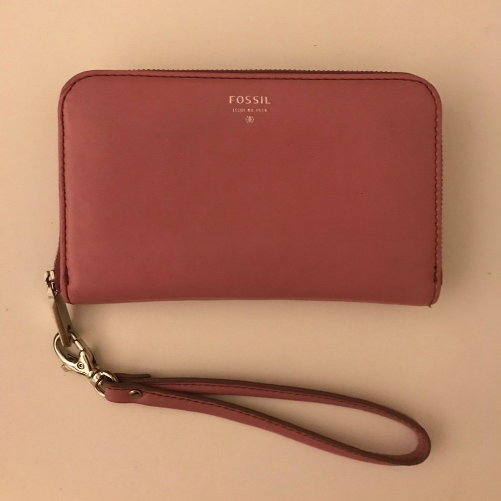 I’m selling a Fossil wristlet